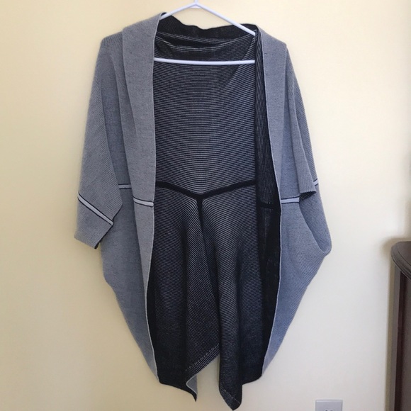 Lululemon Reversible Shawl - Picture 4 of 5